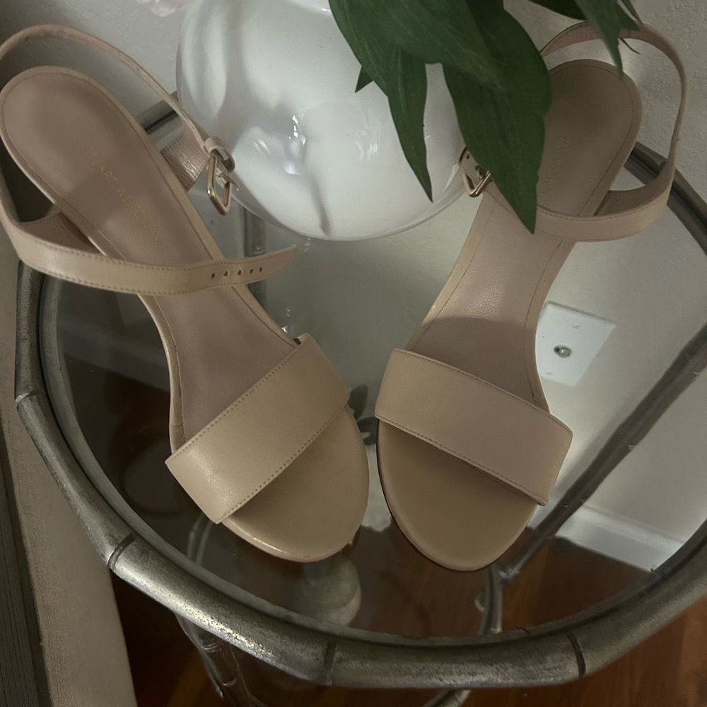 Beautiful nude sandals..